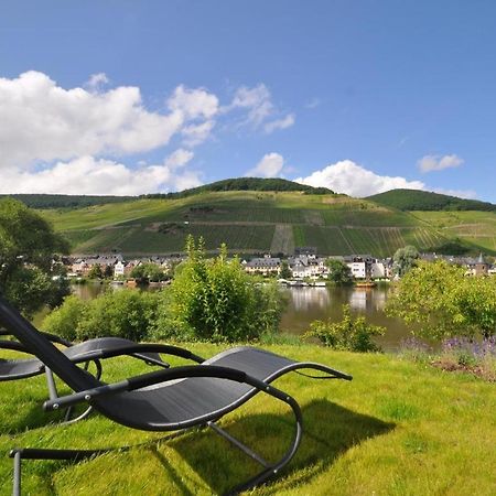 Ferienwohnung Am Moselufer Zell an der Mosel Bagian luar foto