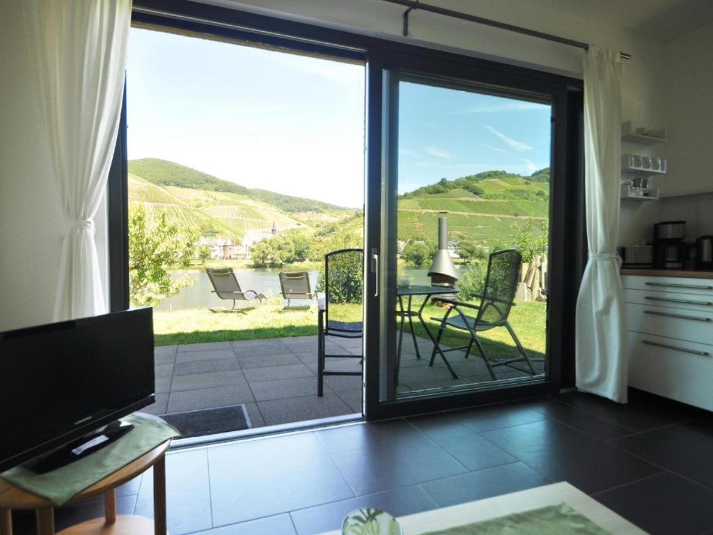 Ferienwohnung Am Moselufer Zell an der Mosel Bagian luar foto