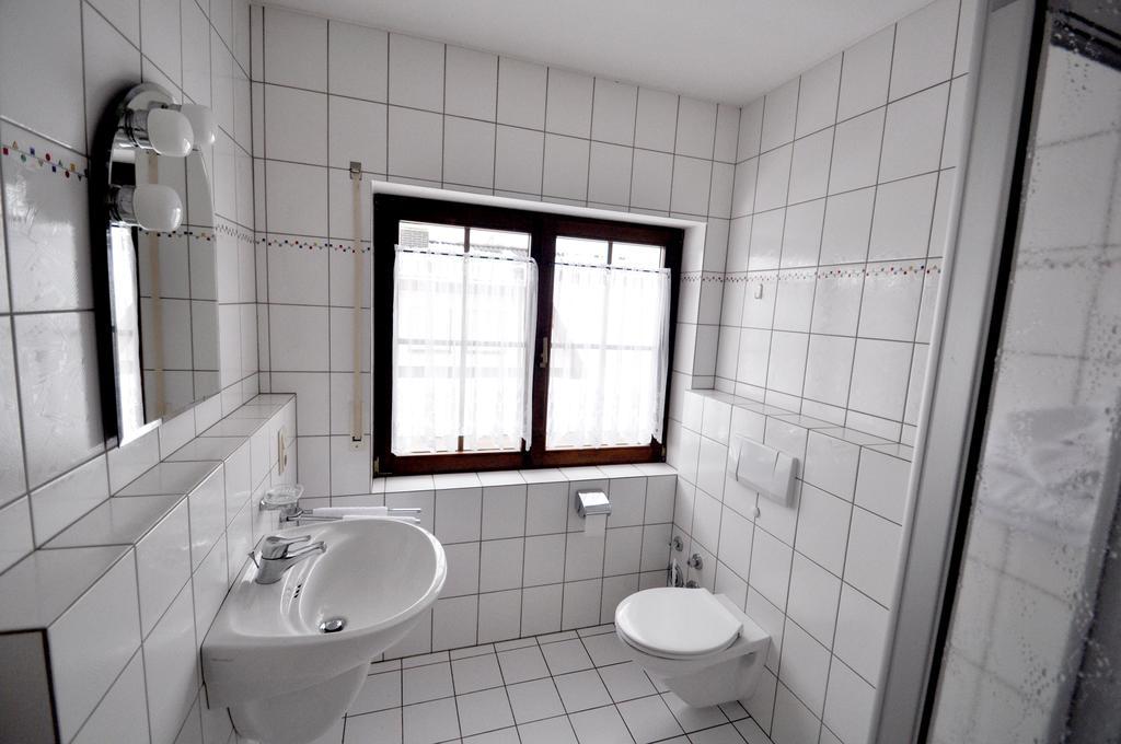 Ferienwohnung Am Moselufer Zell an der Mosel Bagian luar foto