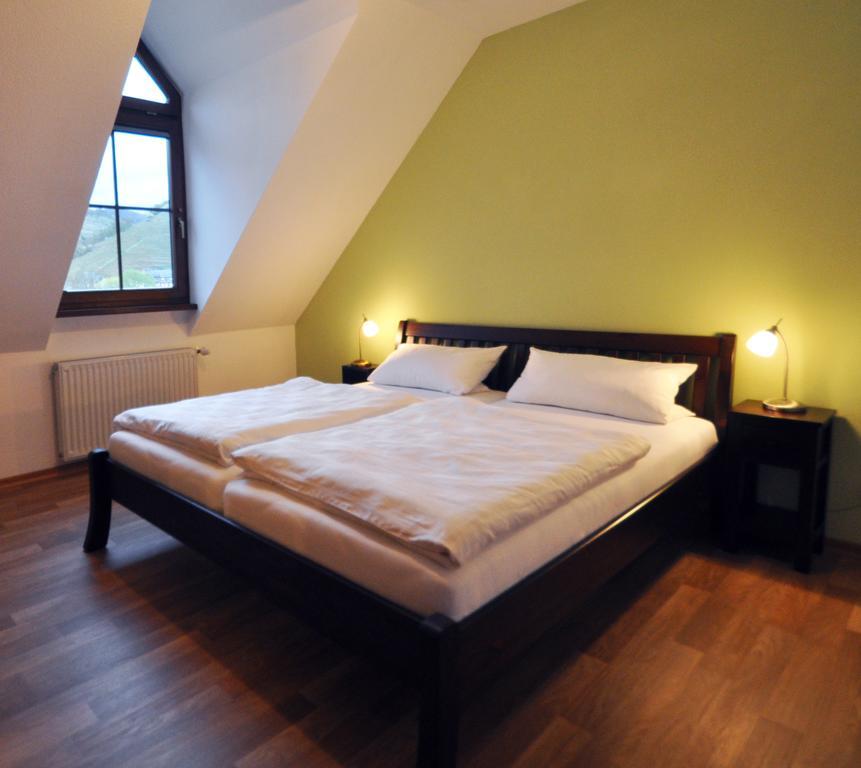 Ferienwohnung Am Moselufer Zell an der Mosel Bagian luar foto