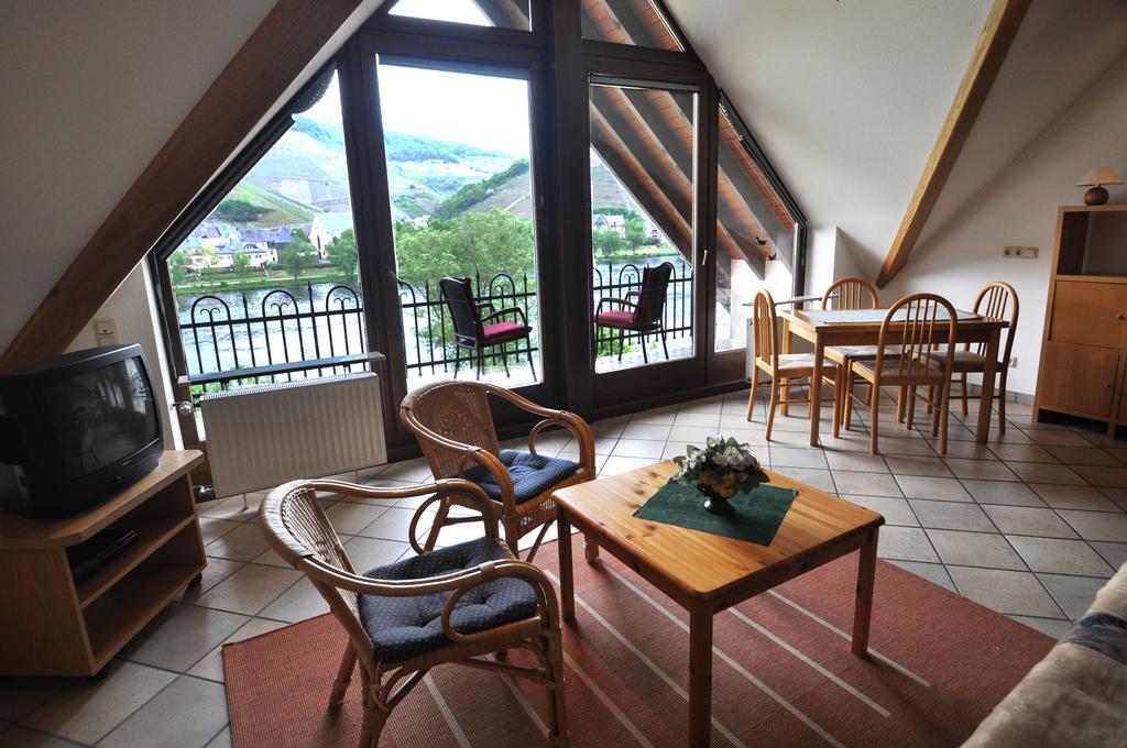 Ferienwohnung Am Moselufer Zell an der Mosel Bagian luar foto