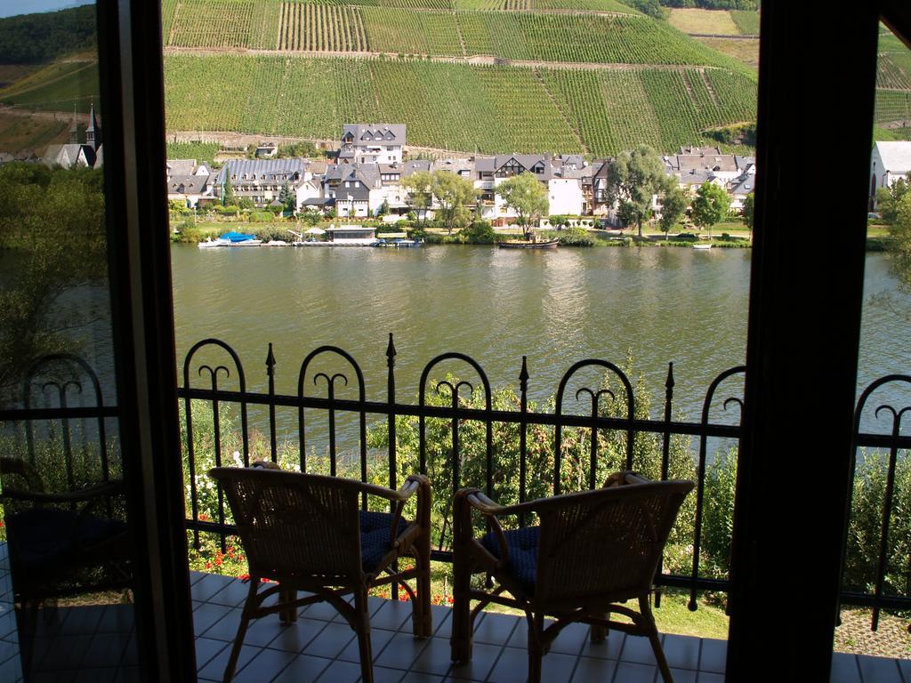 Ferienwohnung Am Moselufer Zell an der Mosel Bagian luar foto