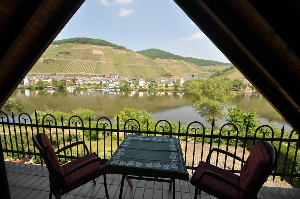 Ferienwohnung Am Moselufer Zell an der Mosel Bagian luar foto